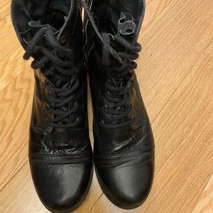 Steve Madden black men's boots size 10D. Vintage soft leather look.
